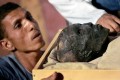 La momie de Toutankhamon sort de son cercueil (reuters)