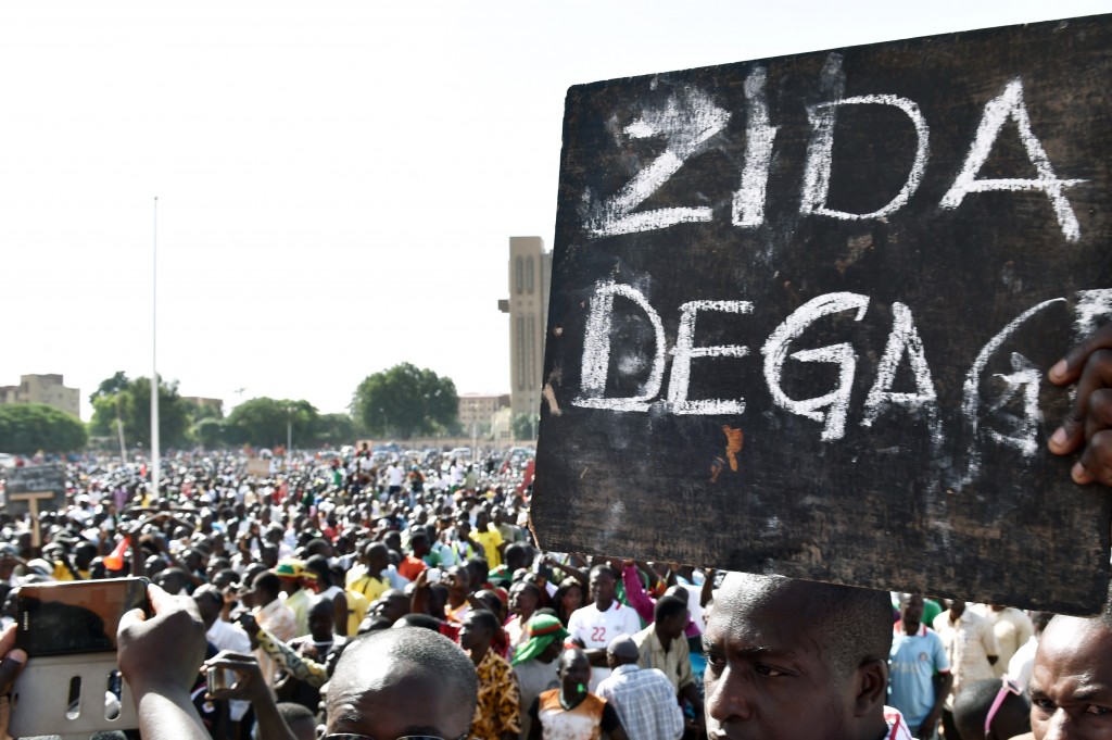 Manifestation d'opposants au lieutenant-colonel Isaac Zida, qui assure la transition du pouvoir au Burkina Faso, dimanche 2 novembre dans la capitale Ouagadougou | Crédit : AFP / ISSOUF SANOGO