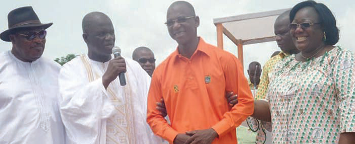 Issiaka Fofana investi par Amadou Soumahoro et Anne Ouloto, sous le regard du ministre Babaud Darret (à g) (Ph: DR)
