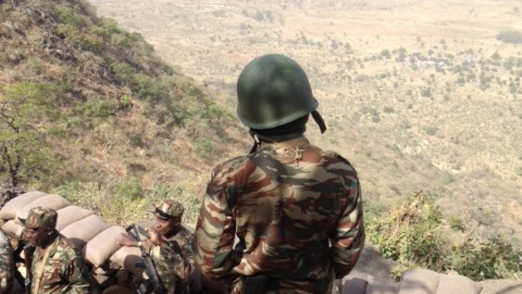 Des soldats de l'armée de terre camerounaise, ici déployés sur le poste avancé de Mabass. Une colline sur la frontière avec le Nigeria, en bas des villages occupés par Boko Haram, en février 2015.. RFI/OR