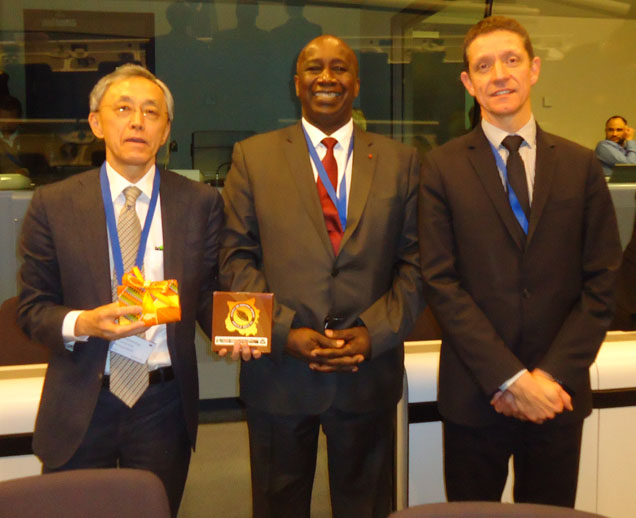 Monsieur Aly TOURE entouré du Directeur Exécutif sortant,Mr Kitahara et du Nouveau Directeur Monsieur Arnaud Petit