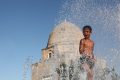 UNICEF/Pirozzi
Un garçon de 11 ans se rafraichit de la chaleur estivale en jouant dans une fontaine dans un quartier historique de la ville de Samarkand, en Ouzbékistan. (archive)