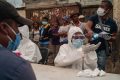 Photo : Banque mondiale/Henitsoa Rafalia.
Des travailleurs de la santé testent des habitants de Madagascar sur la Covid-19.