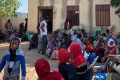Photo : HCR\Ariane Maxiandeau
Un groupe de personnes ayant fui les affrontements en cours dans la région du Tigré, au nord de l'Éthiopie, attend dans un centre de transit pour entrer au Soudan.