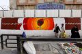UNAMA/Fardin Waezi
Une peinture murale sur un mur anti-explosion dans le centre-ville de Kaboul commémore les journalistes tués en Afghanistan en 2016.