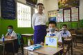 © UNICEF/Seng
Dans une salle de classe de Phnom-Penh, la capitale du Cambodge, une enseignante et ses élèves portent des masques en raison de la pandémie de Covid-19