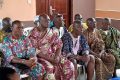 L’Honorable Gnagne Nimba Richard (en lunettes, 2ème à partir de la gauche), le chef du village sortant, entouré de Maxime Labion (à sa droite), le Secrétaire général de la notabilité sortante et le doyen de la génération Dougbô.