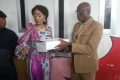 Le Commandant Koné Hincléban, Régisseur de la MACA (à droite) vient de recevoir le lot des médicaments de l’Honorable Dr Euphrasie N’Guessan.