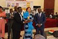 La Députée Euphrasie N’Guessan pose avec les organisateurs après son sacre