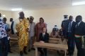 S.E. IKKATAI Katsuya posant avec un élève, sous le regard des autorités administratives et coutumières de Songon-Agban