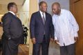 Le Président Alassane Ouattara (au milieu) et ses prédécesseurs, les Présidents Henri Konan Bédié (à gauche) et Laurent Gbagbo (en blanc) le 14 juillet 2022, au Palais présidentiel.