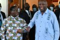 Les anciens présidents ivoiriens Henri Konan Bedie (à gauche) accueille Laurent Gbagbo (R) dans sa résidence de la ville de Daoukro en Côte d'Ivoire le 10 juillet 2021. 
Les anciens présidents ivoiriens Henri Konan Bedie (L) accueille Laurent Gbagbo (R) dans sa résidence de la ville de Daoukro en Côte d'Ivoire le 10 juillet 2021. / AFP / Issouf SANOGO